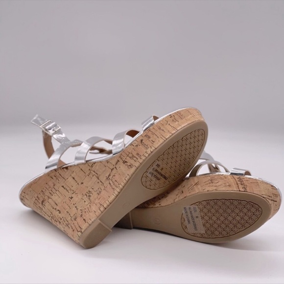 QUPID CHROME WEDGE SANDALS - Picture 4 of 4